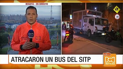 Durante un atraco, un bus del Sitp se estrelló contra un poste