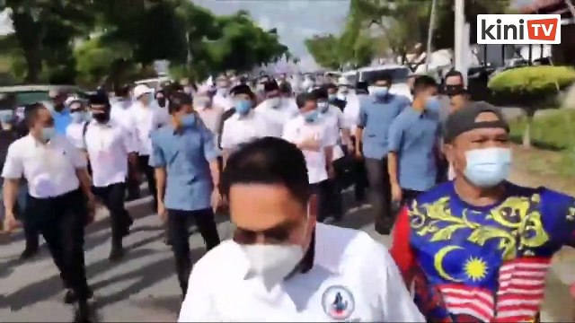 Shafie berarak ke pusat penamaan calon diiringi kira-kira 300 penyokong