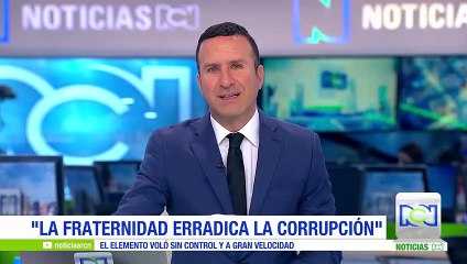 Lámina se desprendió de un camión en movimiento en un China