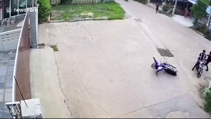 Motorbike rider slams into the ground when chain snaps