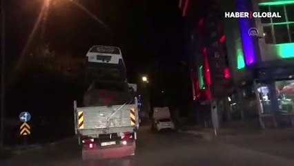 2 otomobil yüklenen kamyonet korku saçtı