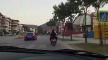 Bebekli çiftin motosiklet üzerindeki tehlikeli yolculuğu kamerada