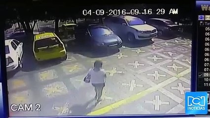Por aparente distracción, conductora cayó con su carro de un parqueadero en Barranquilla