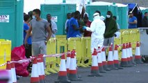 Visitan a los inmigrantes ilegales en el muelle de Arguineguín, en Gran Canaria