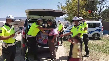 Polisler çadırda yaşayan işçi çocuklarını sevindirdi