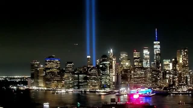 Dos torres de luz iluminan el cielo de Nueva York en el aniversario del 11-S