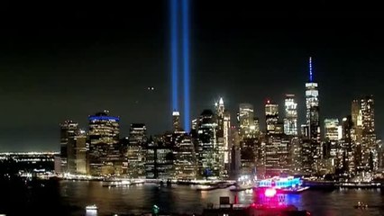 Dos torres de luz iluminan el cielo de Nueva York en el aniversario del 11-S