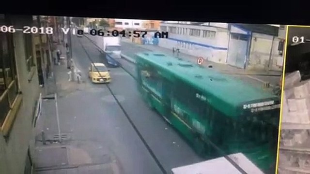 Fuerte choque entre un SITP y un vehículo particular en Fontibón