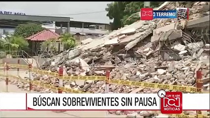 Ecuatorianos buscan a sus familiares en la Ruta del Sol, zona afectada por el terremoto