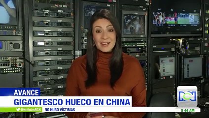 Un gigantesco hueco se ‘tragó’ varios carros en China