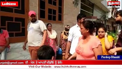 ਮਹਿਲਾ ਨੇ ਦਿਖਾਈ ਦਲੇਰੀ ਚੈਨ ਖੋਕੇ ਭੱਜਣ ਲੱਗੇ 2 ਸਨੇਚਰਾਂ ਵਿਚੋਂ ਇੱਕ ਨੂੰ ਦਬੋਚਿਆ #Hulchultvpunjabi