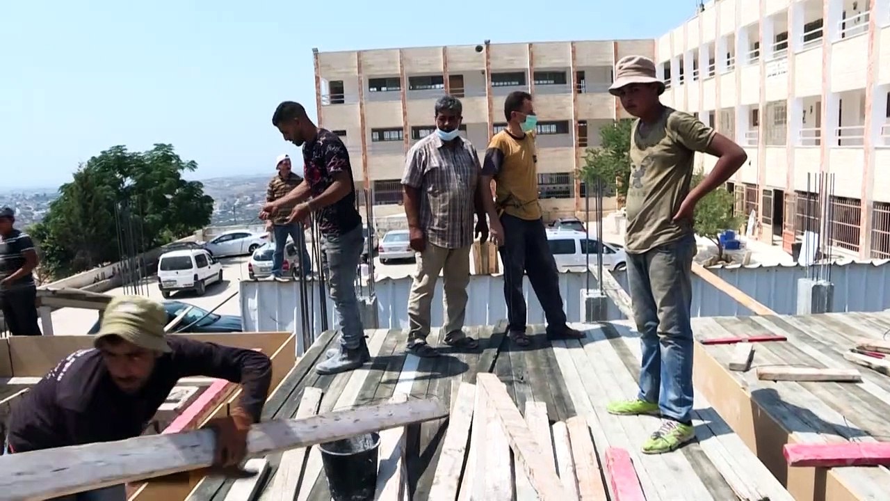فيروس كورونا يمنح معلمين فلسطينيين الوقت لترميم مدرستهم بأيديهم في الضفة الغربية