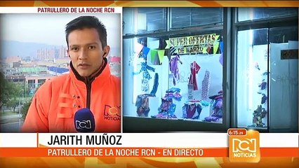 Comercio en Chapinero, con las luces encendidas en la madrugada
