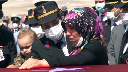 Küçük yarbay Sabri Mete, şehit babasını asker amcalarıyla böyle uğurladı