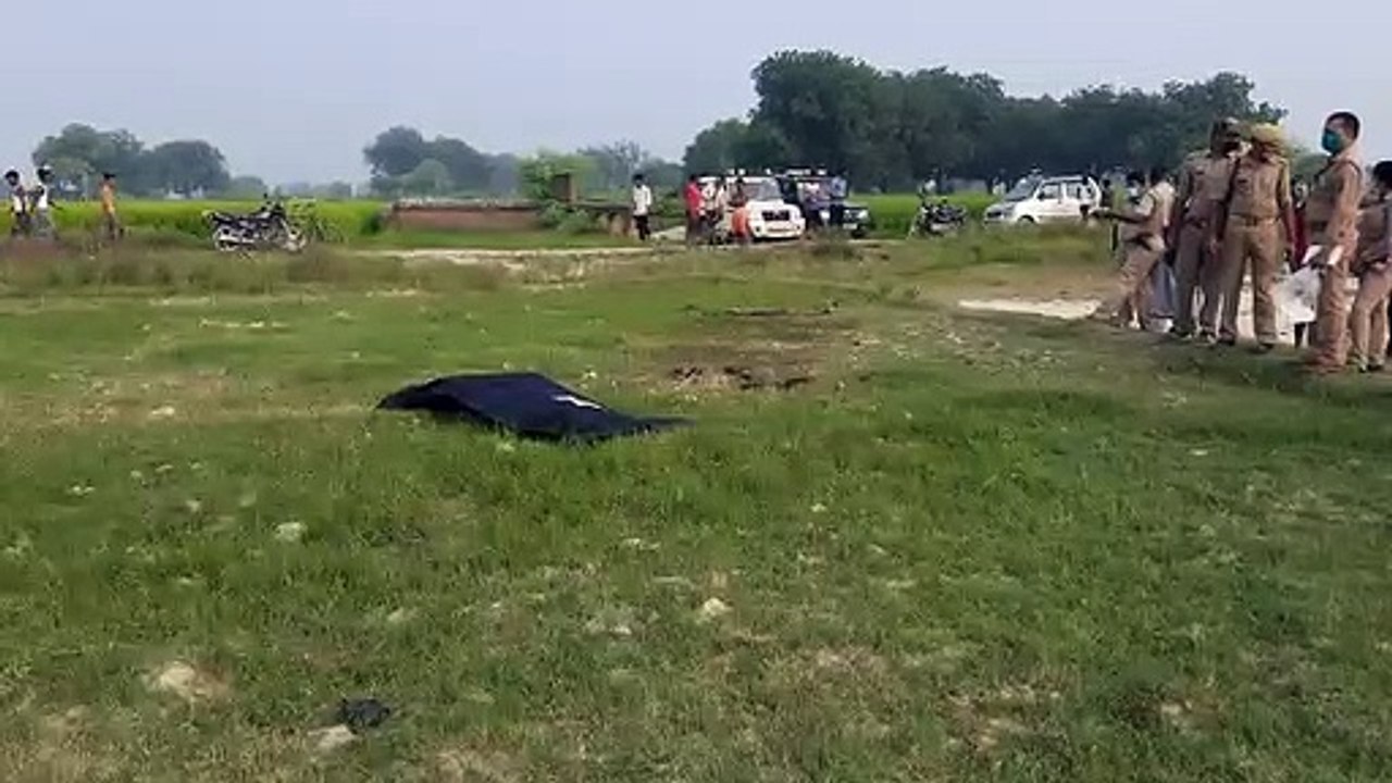 अज्ञात युवती का शव मिलने से ग्रामीणों में मचा हड़कंप