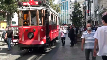 İstiklal Caddesi'nde polis ekiplerinden maske uyarısı