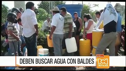 Habitantes de Yopal deben buscar agua con baldes por suspensión del servicio a causa de las lluvias