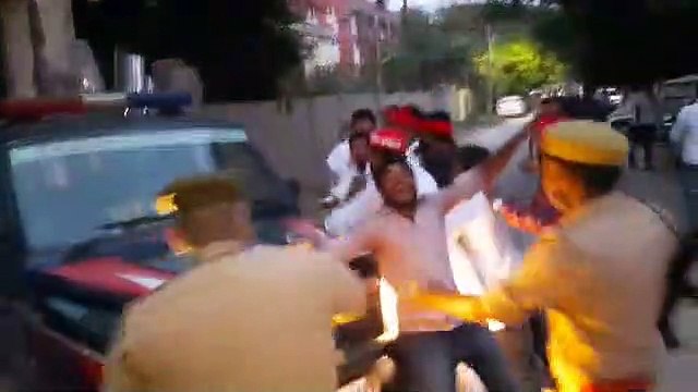 प्रतापगढ़: जिला अध्यक्ष को जेल भेजने के मामले में सपाइयों का प्रदर्शन, पुलिस ने किया लाठीचार्ज