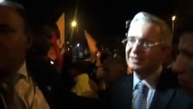 Así les contestó Uribe a manifestantes del 'sí' que llegaron a la instalación de la campaña del 'no'