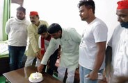 सपा जिला अध्यक्ष ने पार्टी कार्यकर्ताओं का केक काटकर मनाया जन्मदिन
