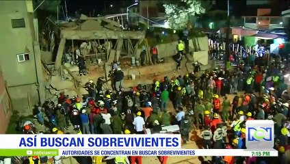 Socorristas con el tiempo en contra buscan sobrevivientes bajo los escombros