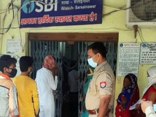सोशल डिस्टेंसिंग का पालन कराती दिखी पुलिस
