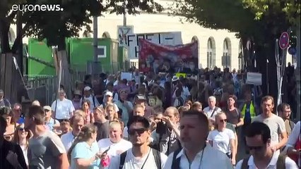 Les anti-masques défilent à Munich et Varsovie