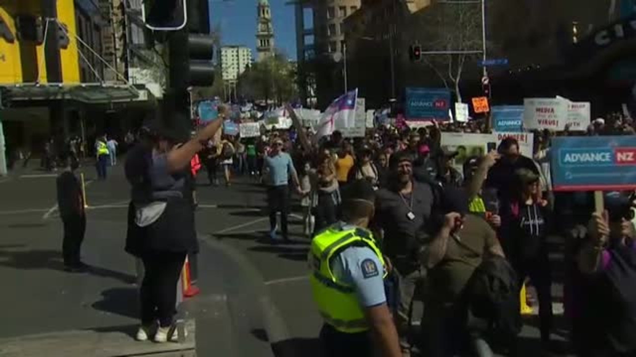 Multitudinaria manifestación en Nueva Zelanda contra las nuevas restricciones por la COVID-19