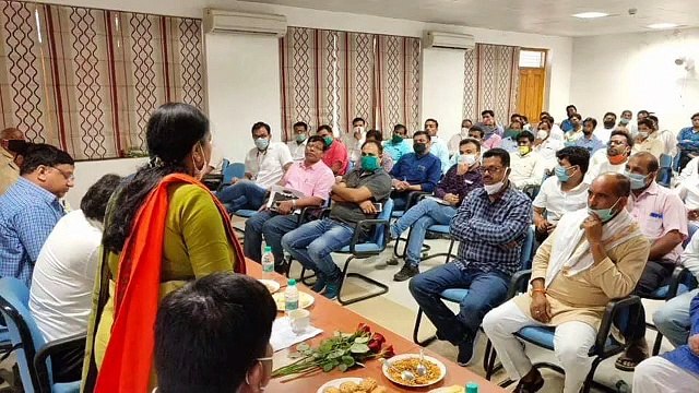 सिंचाई बंगले पर विद्युत विभाग के अधिकारियों के साथ बैठक हुई