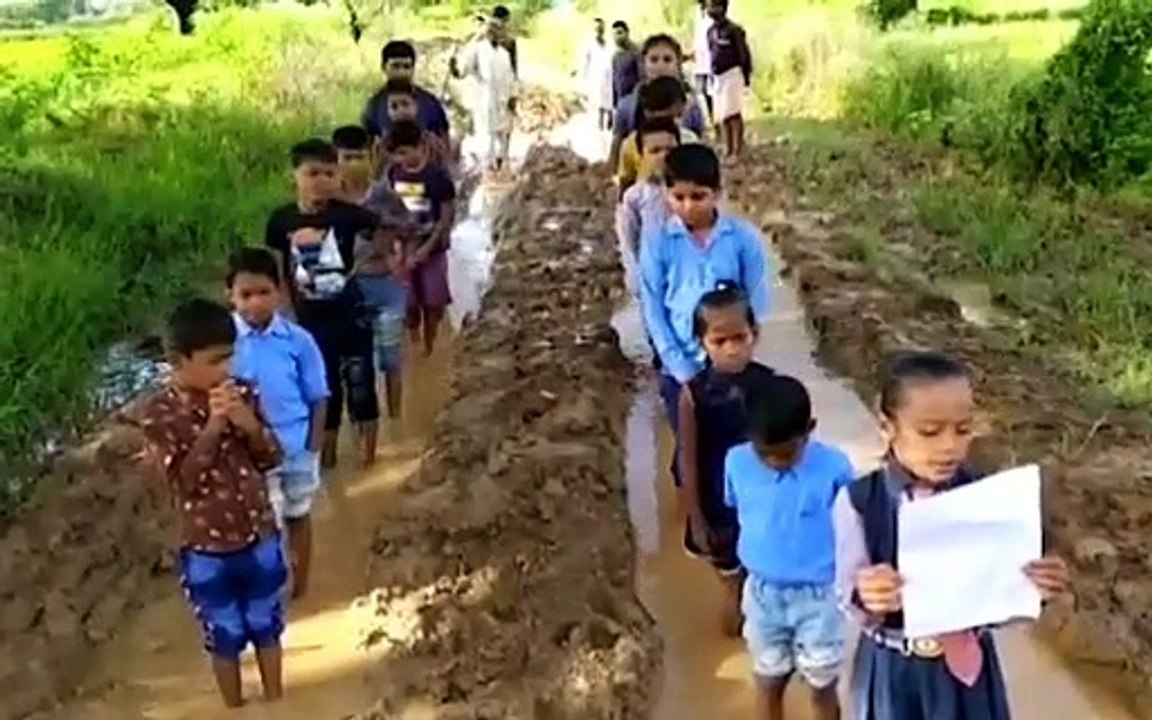 रीवा जिले के छोटे-छोटे बच्चों द्वारा कीचड़ भरे...
