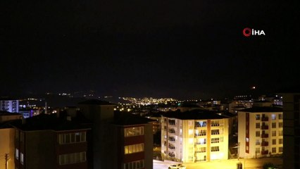 Geceyi yıldırımlar aydınlattı