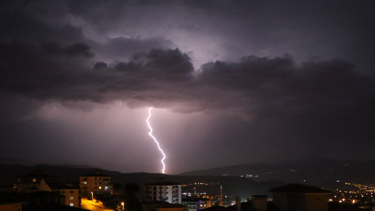 Geceyi yıldırımlar aydınlattı