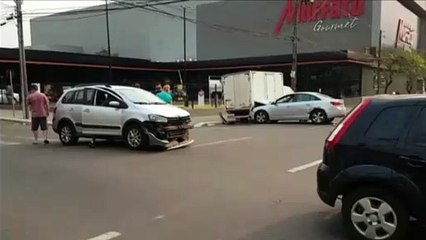 Dois carros e um caminhão se envolvem em batida no Centro