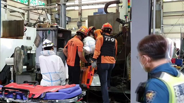 통영 매물도 화재 선박 결국 침몰...20대 절단기계 끼어 중상 / YTN
