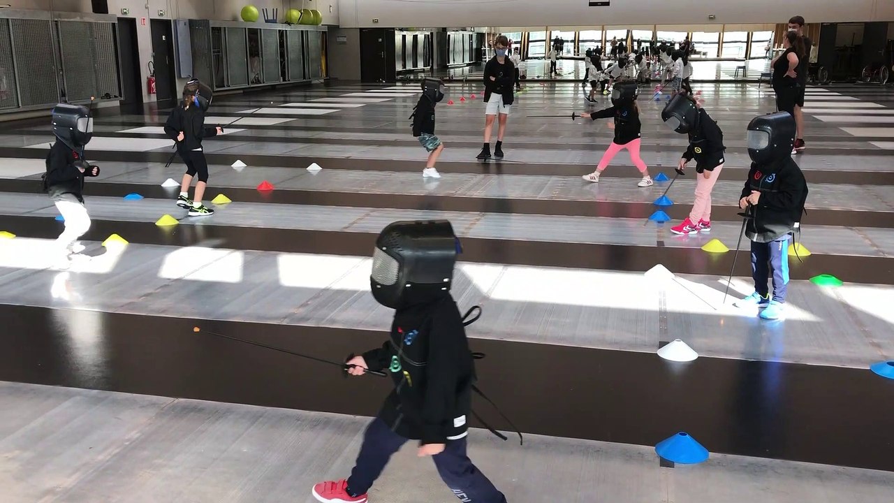 Premiers coups de fleurets pour une dizaine d'enfants au centre d'escrime de Saint-Jean-de-la-Ruelle