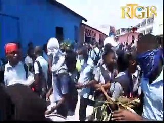 Port-au-Prince Figi lari a mouvman ant elèv Lise Pétion ak Fritz Pierre-Louis