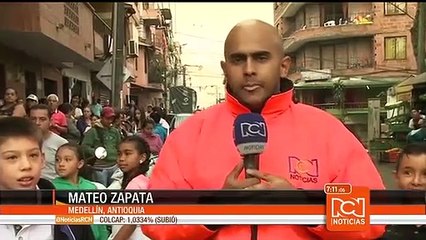 Padres de familia en Medellín pasan la noche esperando un cupo escolar