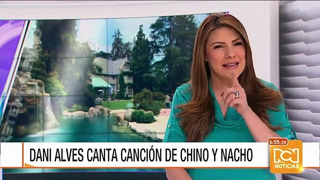 El futbolista Dani Alves, inspirado cantando la canción de Chino y Nacho