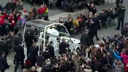 el papa Francisco invitó a dos niños a viajar con él en el papamóvil