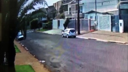 Câmeras flagram ladrão levando Fiorino na frente do dono