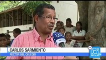 Estudiantes reciben clases en lo que parece un establo en Campo de la Cruz, Atlántico