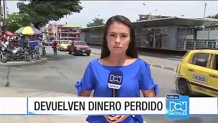 Una teniente de la Policía devolvió el dinero que se le cayó a un motociclista en Cali