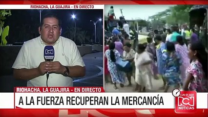 En medio de operativo policial, multitud se llevó la gasolina de contrabando de un camión