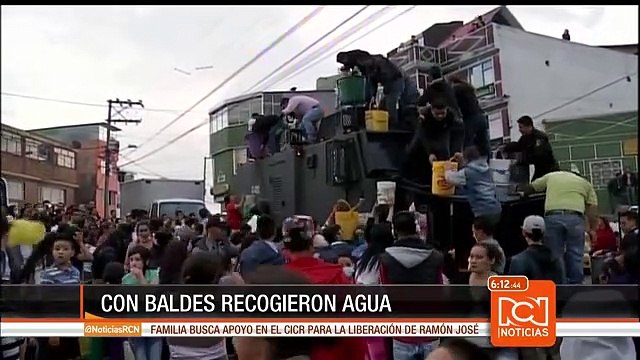 Con baldes, habitantes de San Cristóbal ayudaron a apagar el incendio en los cerros orientales