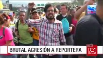 Brutal agresión a reportera en Venezuela