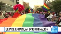 Izan la bandera de la comunidad LGBTI en la sede de la Unión Europea en Bogotá