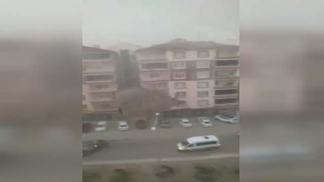 Şiddetli rüzgar çatıları böyle uçurdu