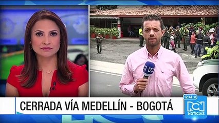 La autopista Medellín - Bogotá continúa cerrada por un derrumbe de tierra y piedras