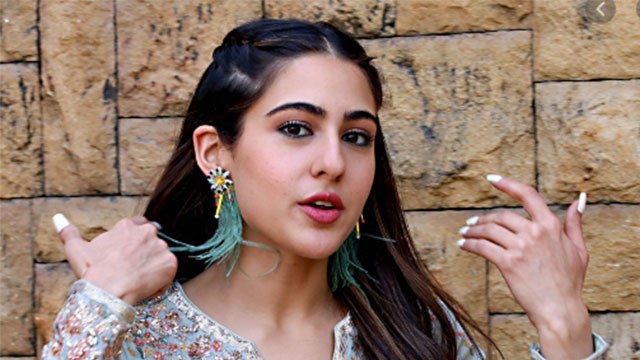 Rhea Chakraborty ने बढ़ाई Sara Ali Khan की मुश्किल, NCB भेज सकती है समन | FilmiBeat