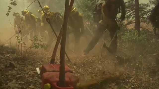 El calor da un respiro a los bomberos que luchan contra los incendios en California